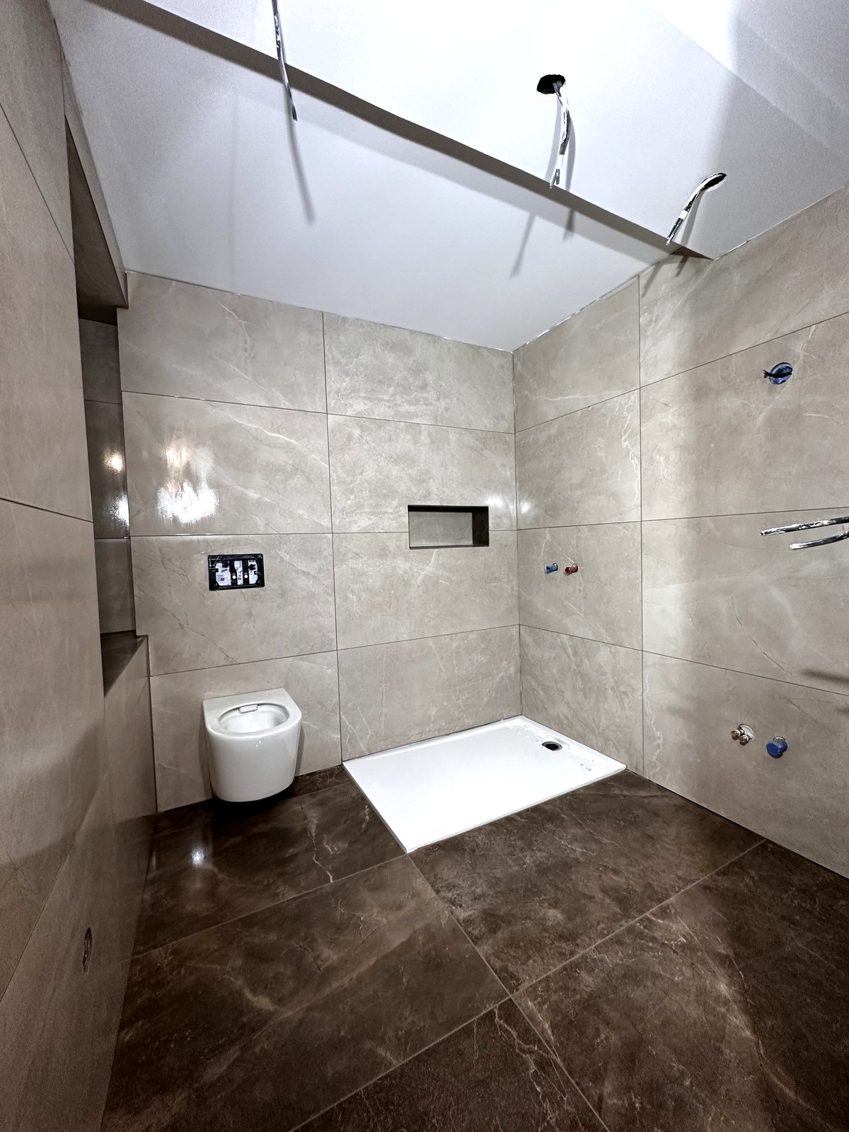 Pose carrelage effet marbre salle de bain Besançon