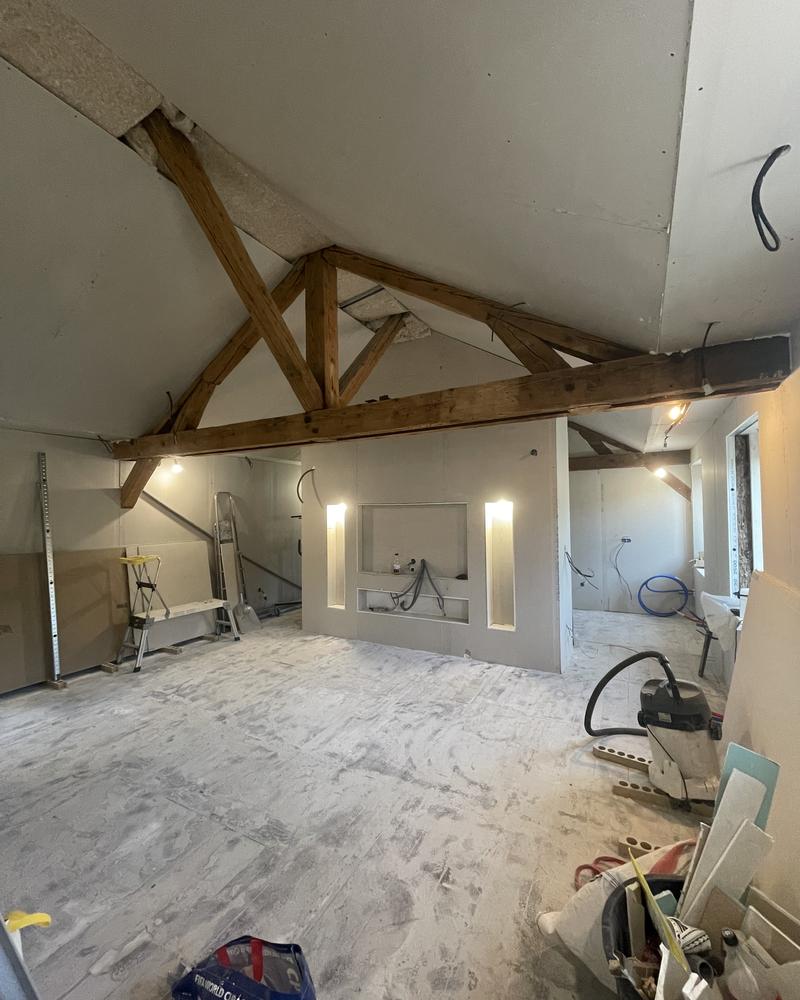 Mur TV avec niches en placo