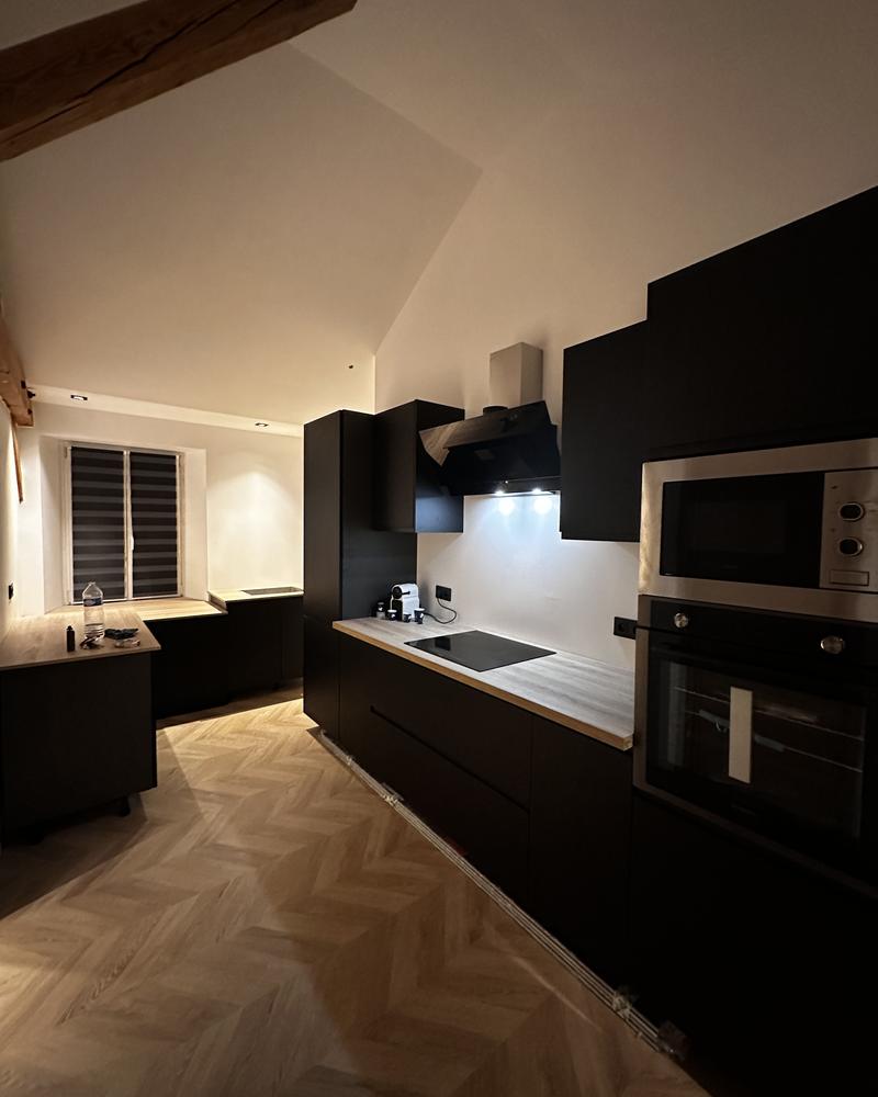 Cuisine noire avec parquet chevron