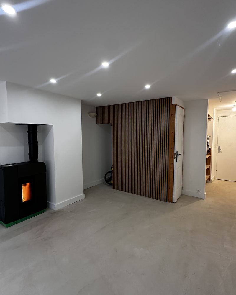Salon livré avec mur claustra bois - rénovation maison Besançon