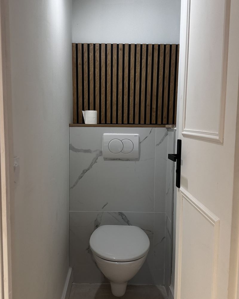 WC livré avec marbre et claustra bois