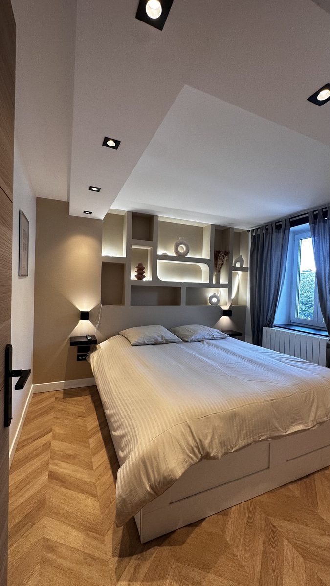 Chambre livrée avec niches LED rétroéclairées et parquet chevron - AB Rénovation