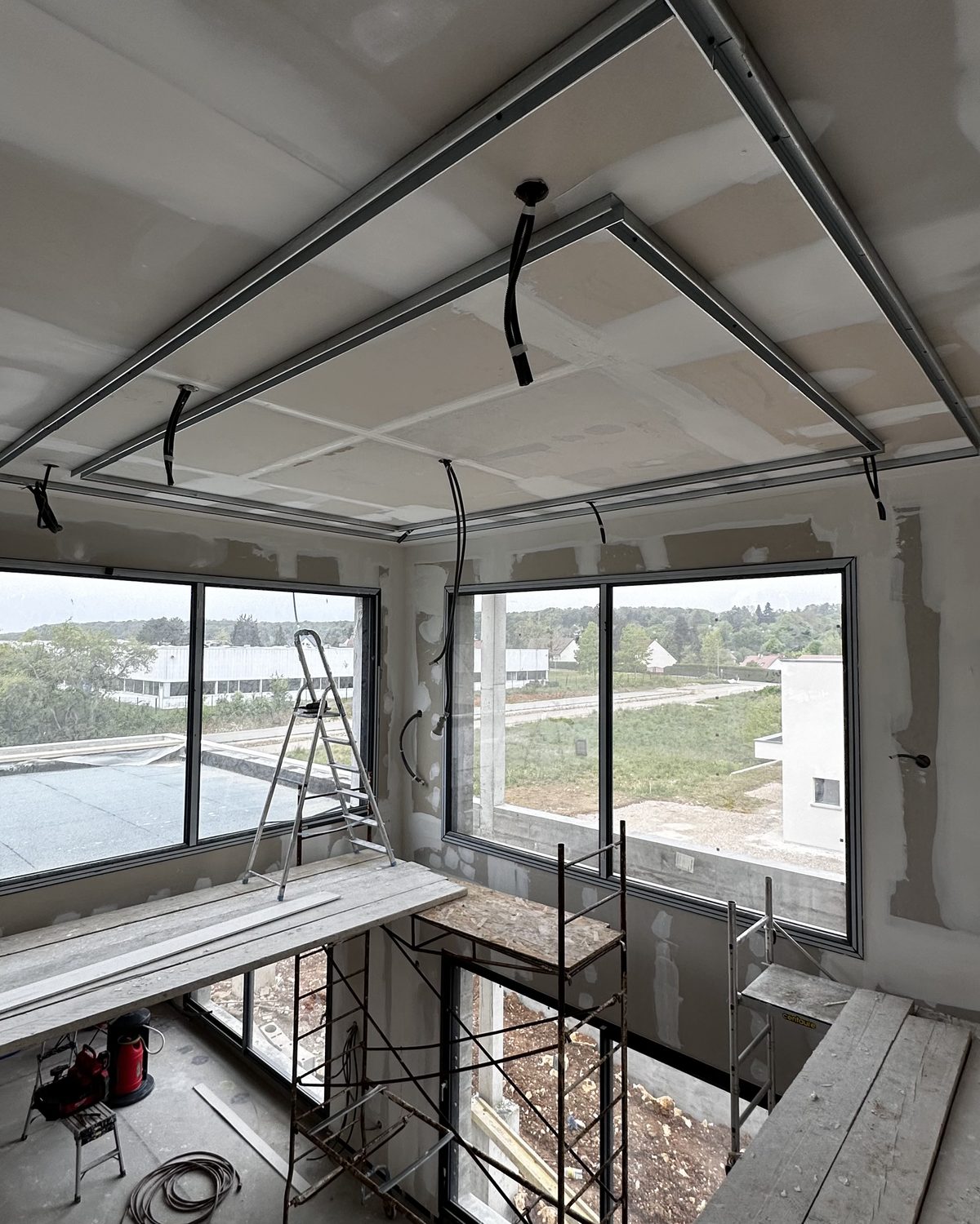 Structure métallique faux plafond salon