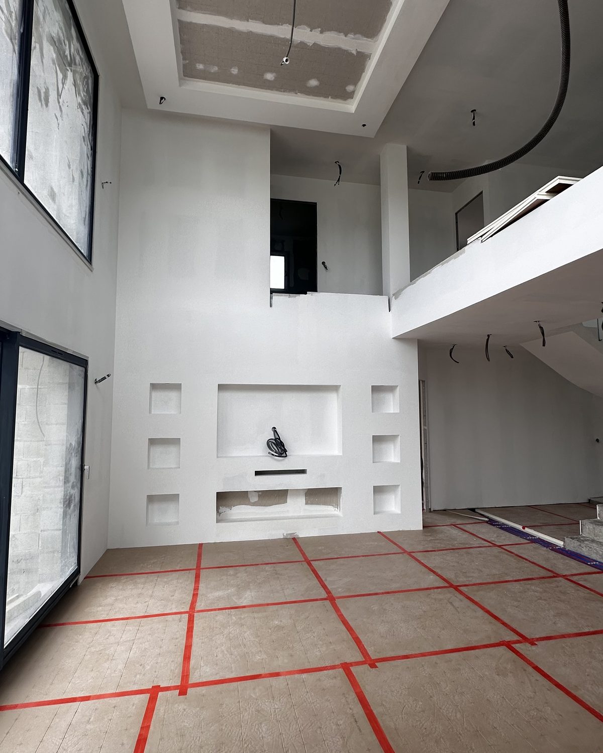 Mur TV avec niches en placo