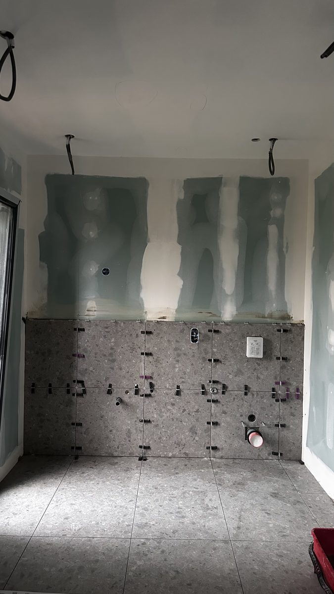 Début pose carrelage mur
