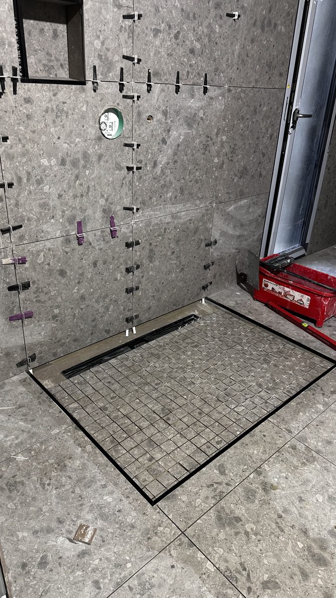 Mosaïque douche italienne et caniveau