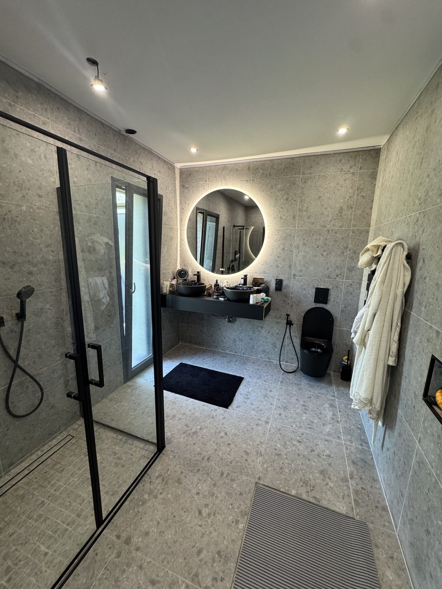 Salle de bain livrée terrazzo gris - douche italienne, double vasque pierre, finitions noires - AB Rénovation