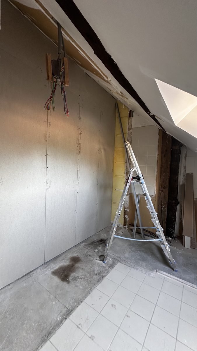 Travaux placo et électricité en cours