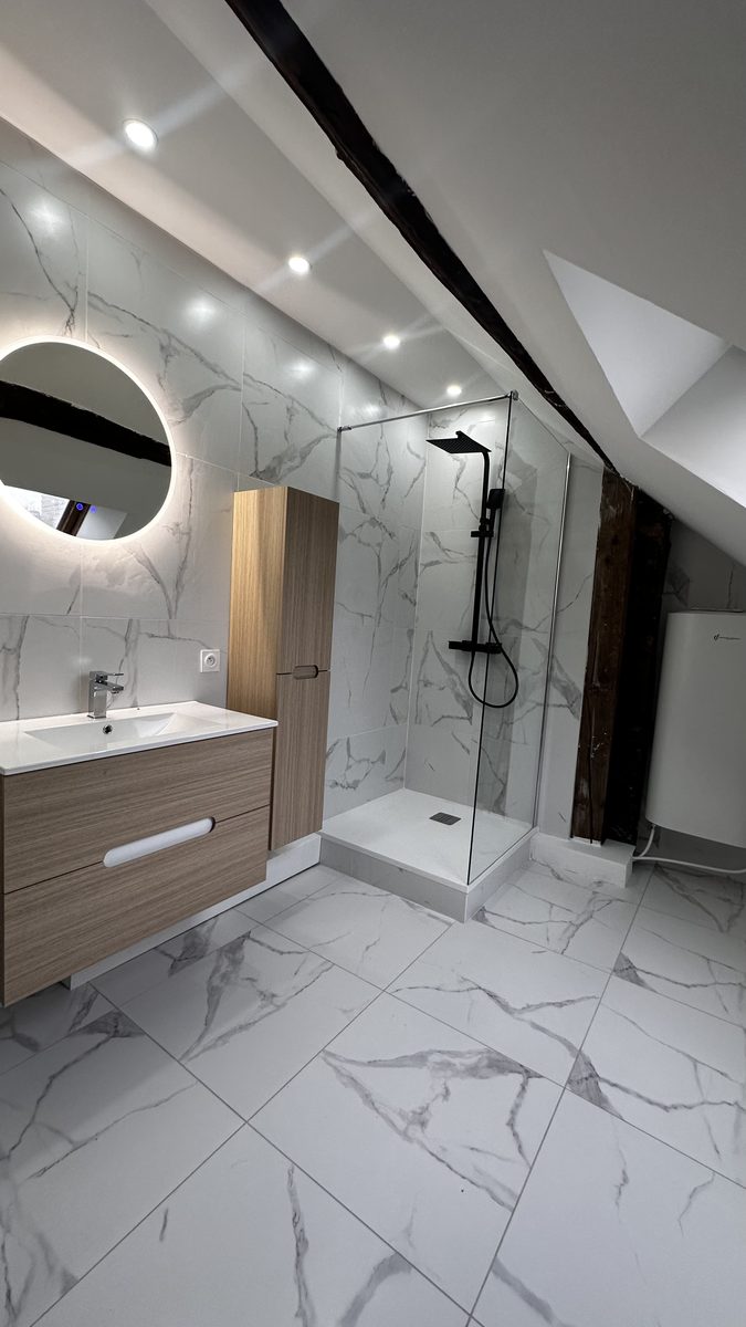 Salle de bain combles livrée - marbre blanc, douche italienne, poutre apparente - AB Rénovation