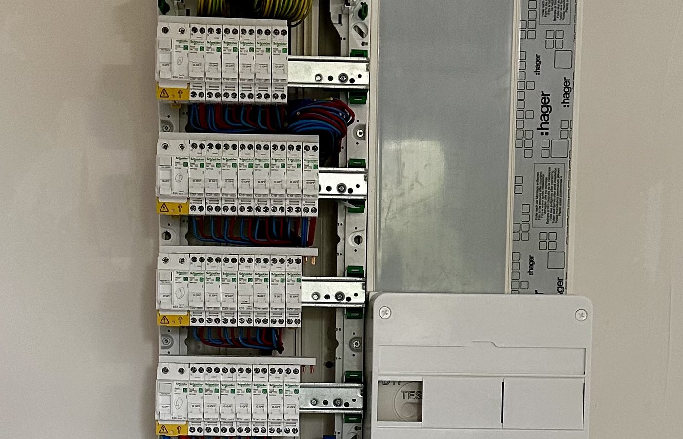 Tableau électrique Hager + Schneider conforme NF C 15-100 par AB Rénovation - Besançon Dijon