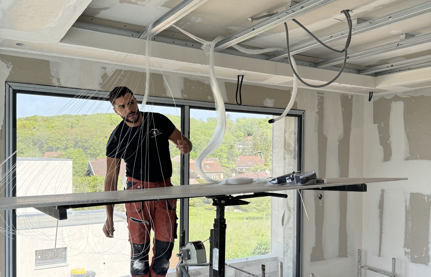 Placo et cloisons par AB Rénovation - faux plafond avec rails métalliques et passage de gaines, Besançon Dijon