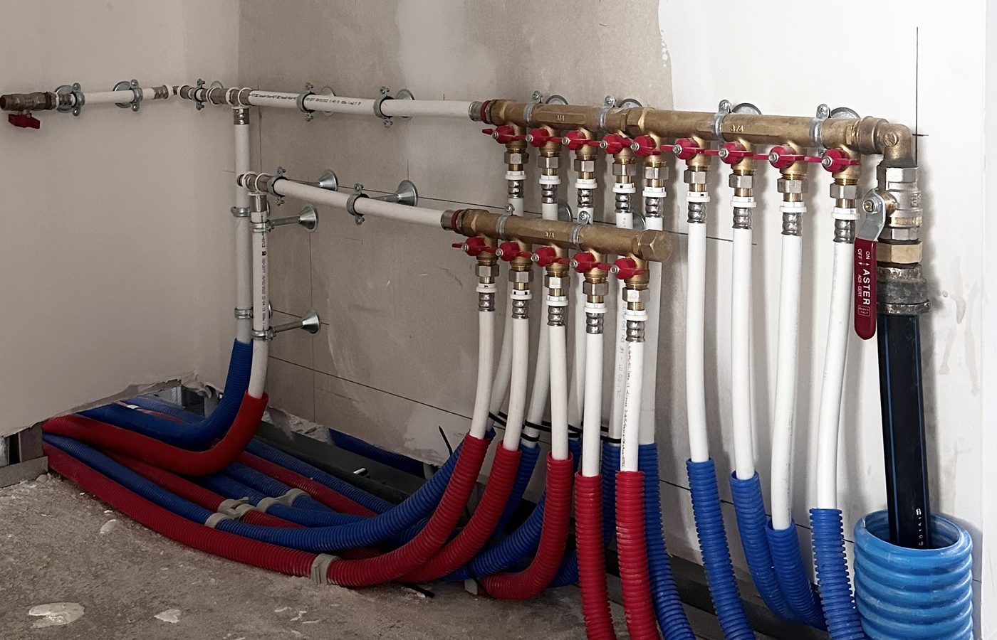 Plomberie par AB Rénovation - collecteurs en laiton et tubes PER, mise aux normes Besançon Dijon