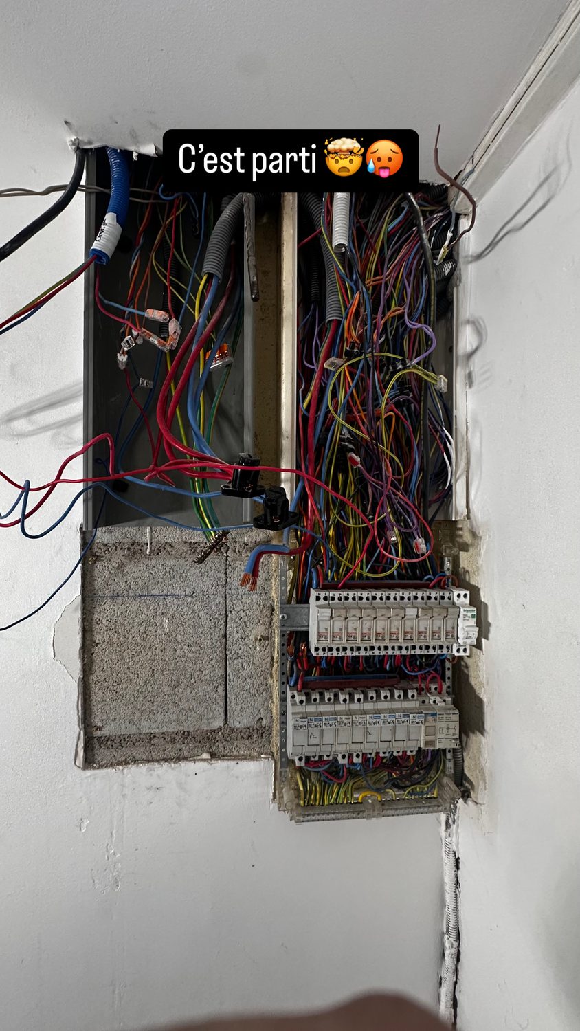 Tableau électrique vétuste avant rénovation - dangereux et non conforme